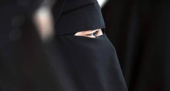 منتقبة تخسر الجنسية في الدقيقة الأخيرة لرفضها مصافحة الرجال