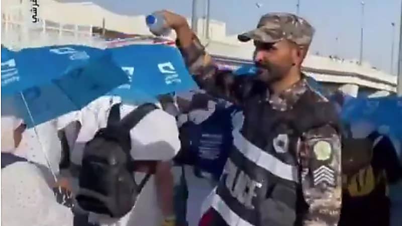 رجال الأمن يساعدون الحجاج في المشاعر المقدسة خلال أداء المناسك.. فيديو