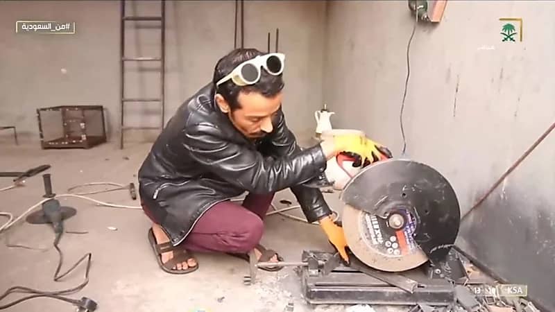 شاهد.. مواطن شاب يحول منزله إلى مقر لطلب الرزق