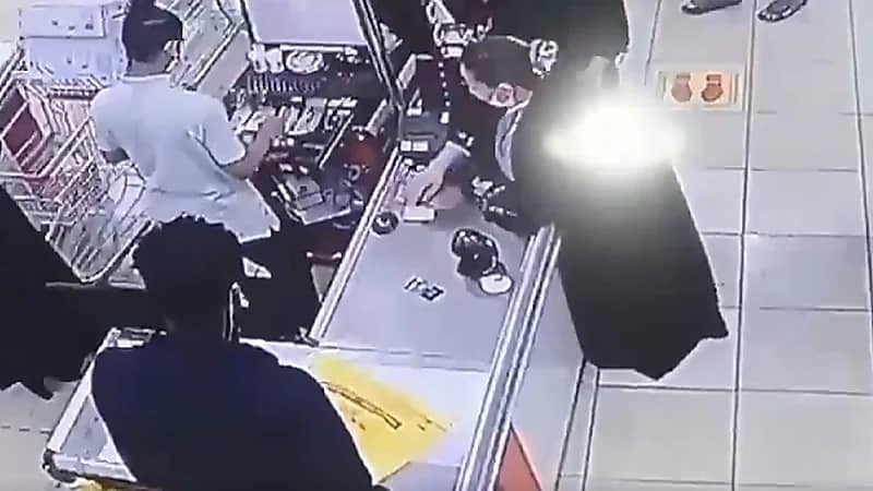 بالفيديو..امرأة تسرق كاشير في جدة بحيلة ماكرة