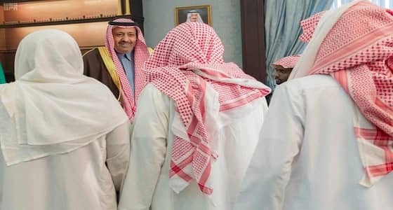 أمير " الباحة " ينقل تعازي القيادة لذوي الشهيد " الزهراني "