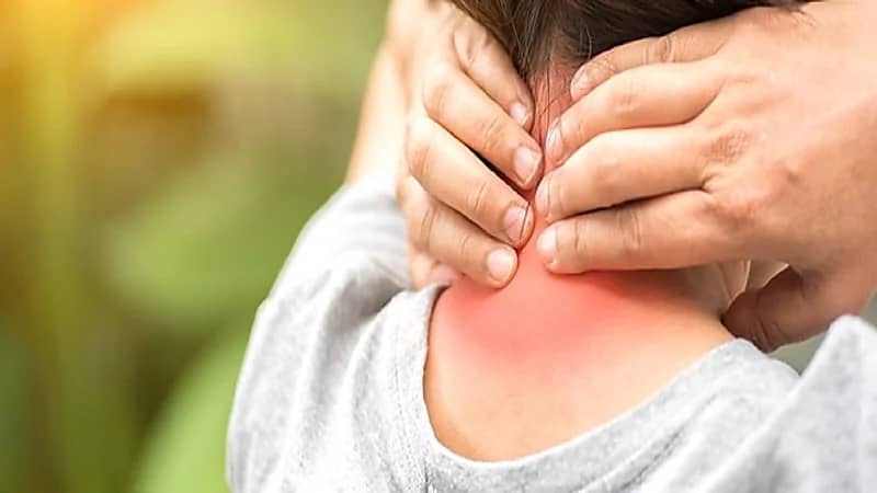 بالفيديو.. أسباب آلام العضلات والرقبة عند الاستيقاظ