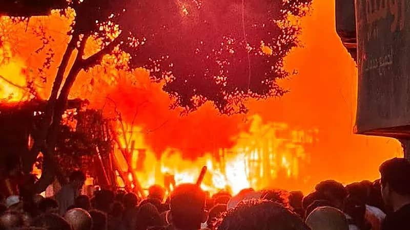 ‎حريق مروع يلتهم بناية ومخازن أخشاب .. فيديو