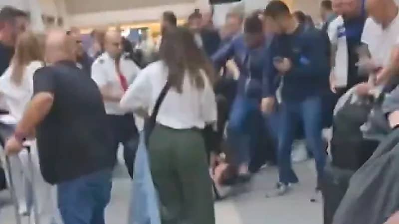 شجار عنيف في أحد المطارات والشرطة تأمر بتحقيق فوري .. فيديو