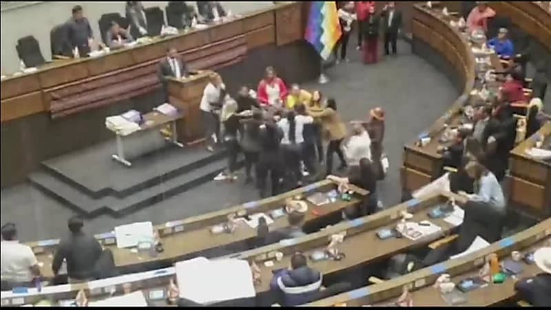 ضرب وشد شعر بين نائبات في البرلمان البوليفي..فيديو