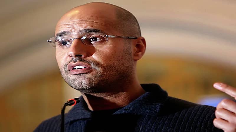 صورة.. نجل القذافي يثير الجدل بظهور غامض في الصحراء