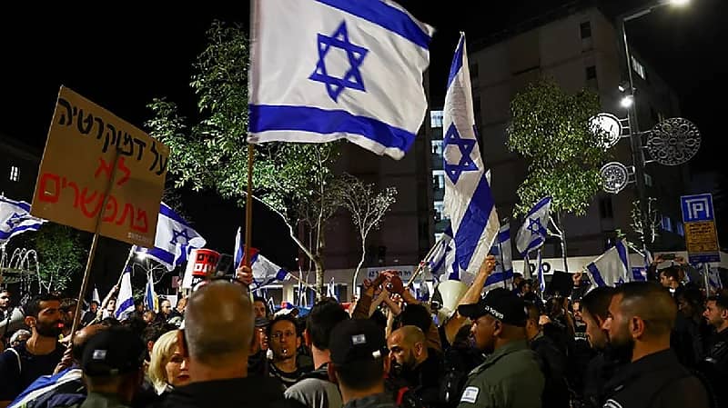 شاهد.. متظاهرون يحاصرون زوجة نتنياهو في صالون تجميل