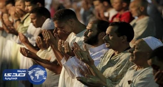 بالفيديو.. آلاف المصلين يحتشدون خلف شبيه السديس بالمغرب