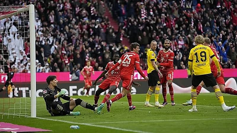 فيديو .. حارس بروسيا دورتموند يتسبب بهدف غريب في مرماه