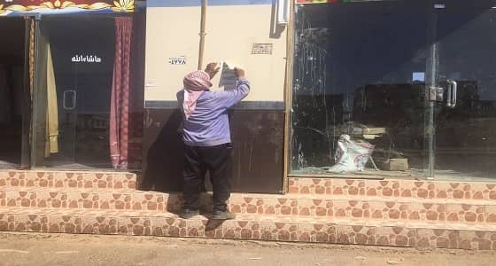 بالصور.. الحصينية تزيل الملصقات الإعلانية بشوارعها