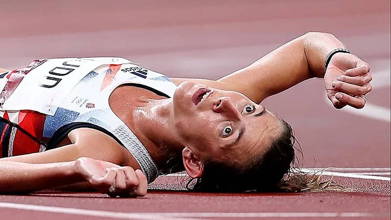 انهيار عداءة عقب سباق 10 آلاف متر في الأولمبياد وجلوسها على كرسي متحرك