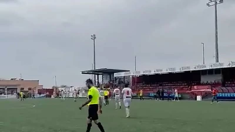 بالفيديو.. حكم يحتسب ركلة جزاء بعد إعلان نهاية المباراة بربع ساعة