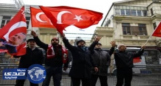 تصاعد حدة الخلافات التركية الهولندية.. وشرطة إسطنبول تفرق مئات المتظاهرين بمدافع المياه