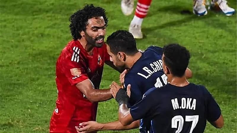 لاعب الأهلي المصري يعلق على خبر حكم حبسه .. صورة