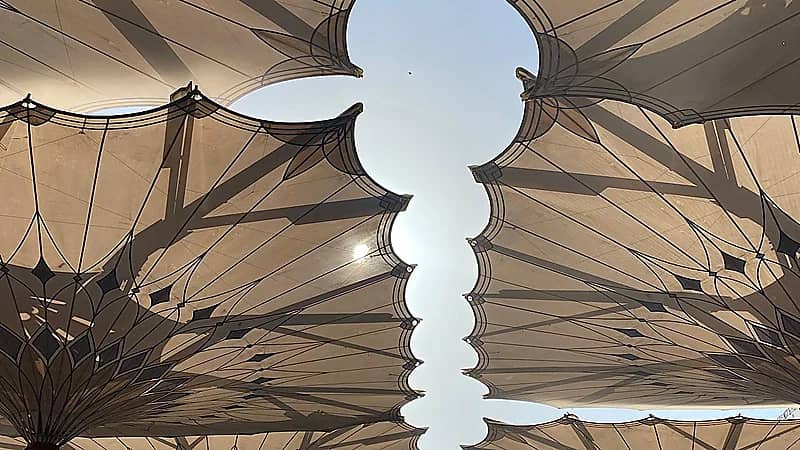 بالفيديو.. مظلات المسجد النبوي تثير أنظار العالم بجمالها