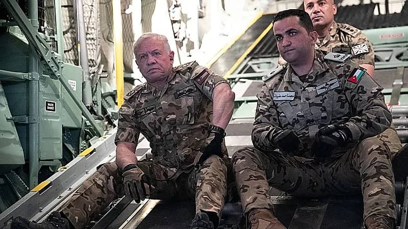 ملك الأردن يشارك في عمليات الإنزال الجوي للمساعدات لقطاع غزة .. فيديو