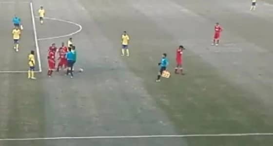 فيديو.. لاعب يعتدي على حكم مباراة بدوري الناشئين