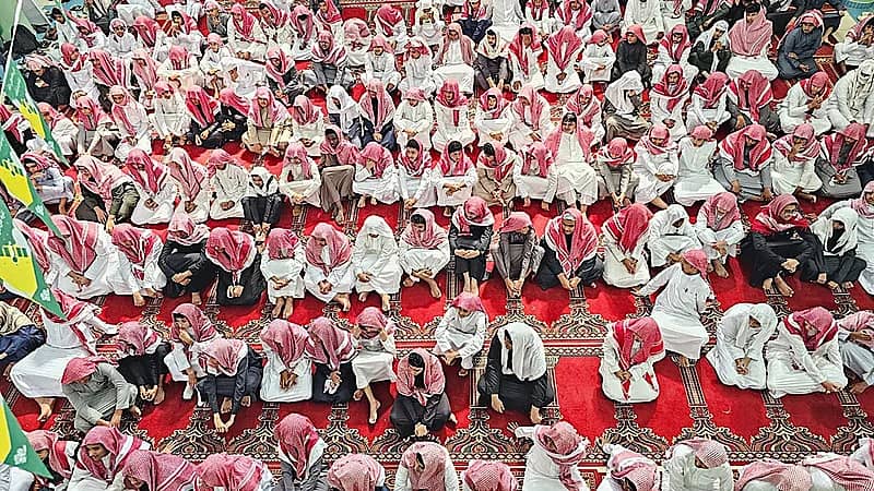 طلاب يصلون وهم ملتزمون بالزي الوطني تثير تفاعلًا واسعًا.. صور