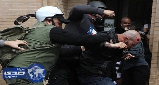 بالصور.. اشتباكات عنيفة بين أنصار ومعارضي ترامب في أمريكا