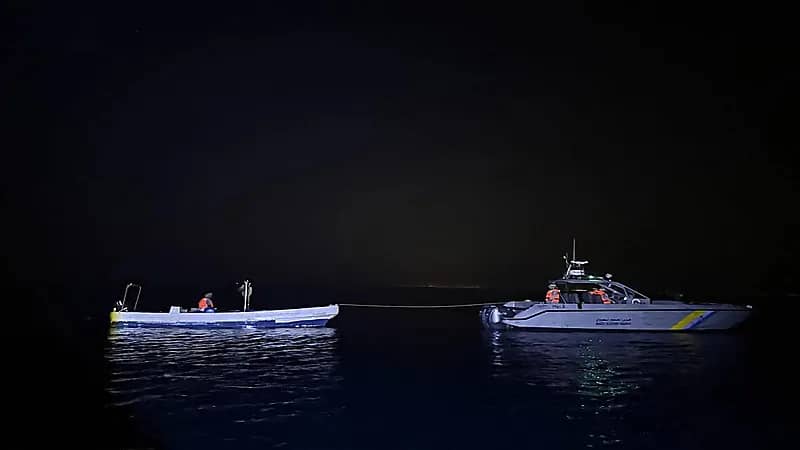 إنقاذ مواطن تعطلت واسطته البحرية في عرض البحر