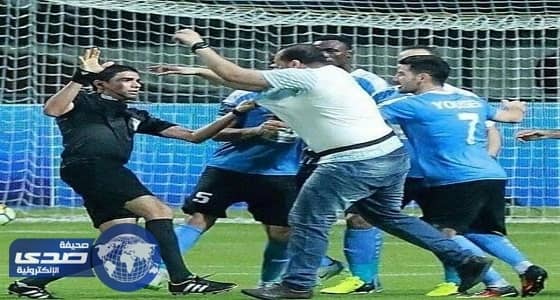 بالفيديو.. لحظة اعتداء لاعبي وإداريي الفيصلي على حكم نهائي البطولة العربية