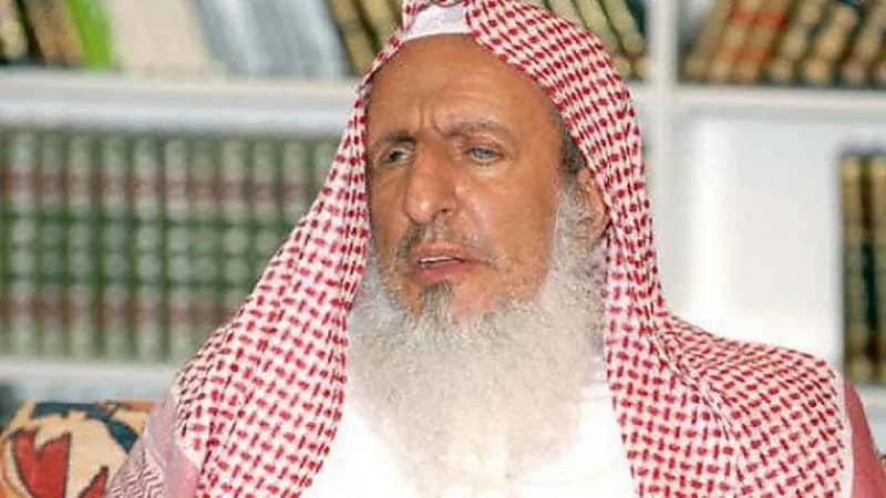 بالفيديو.. مفتي المملكة يحذر من تساهل المرأة في التستر أمام النساء