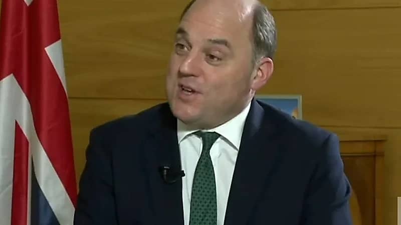 وزير الدفاع البريطاني: نشأت في مدينة تصنع الشماغ السعودي (فيديو)