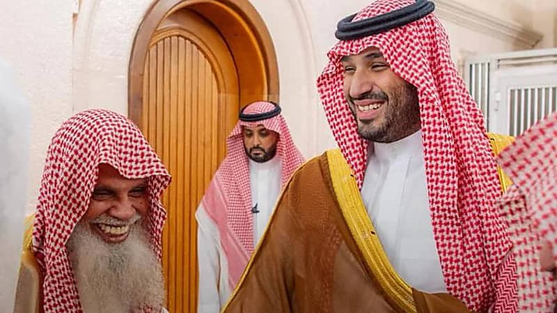 زيارة ولي العهد للمسجد النبوي ولقائه بالشيخ علي الحذيفي .. صور