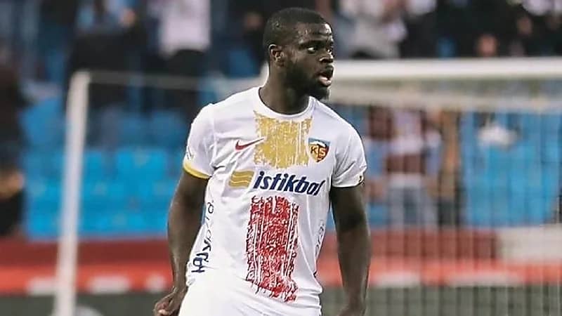 أبها يقترب من ضم نجم الكاميرون