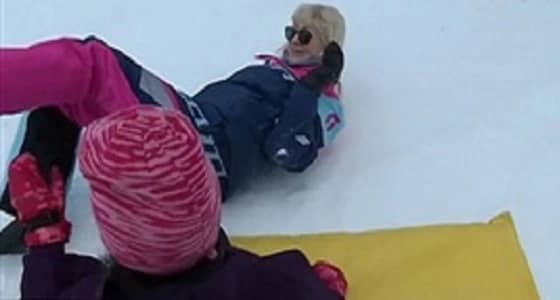 بالفيديو.. طالب يضع مديرة مدرسته في موقف محرج