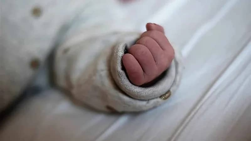 رضيع بجوار القمامة يشعل مواقع التواصل والداخلية المصرية تطيح بالمتهمتين