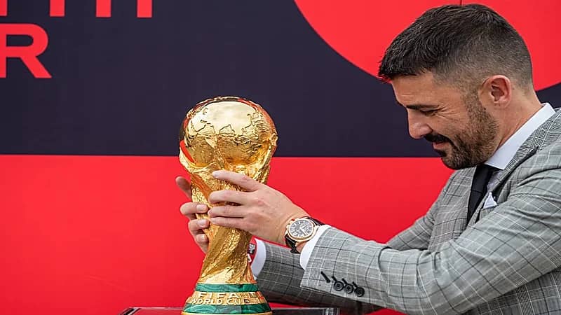 بالصور.. كأس العالم يصل إلى المملكة عبر مطار الملك عبدالعزيز بجدة