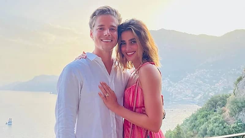 بالصور.. ‏مودل فيكتوريا سيكريت تعلن خطبتها