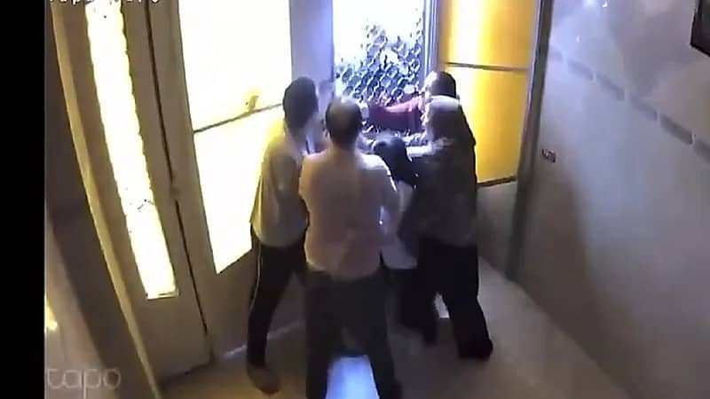 لقطات مروعة لضرب أستاذة جامعية وبناتها على يد مستأجرين بعمارتهن .. فيديو
