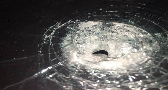 مقذوف ناري يخترق زجاج سيارة مواطن في بارق