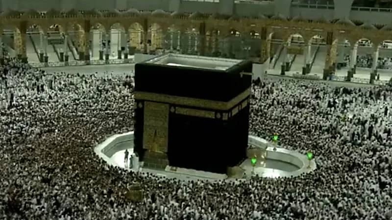 شاهد.. زحام لافت بين المعتمرين وهم يحيطون بالكعبة فجر اليوم