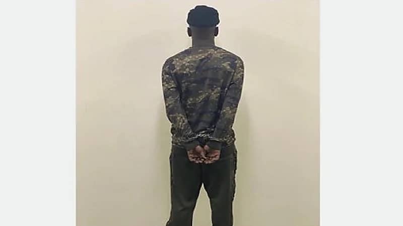 ضبط مقيم ظهر في مقطع فيديو يتضمن تهديدًا وعبارات عنصرية