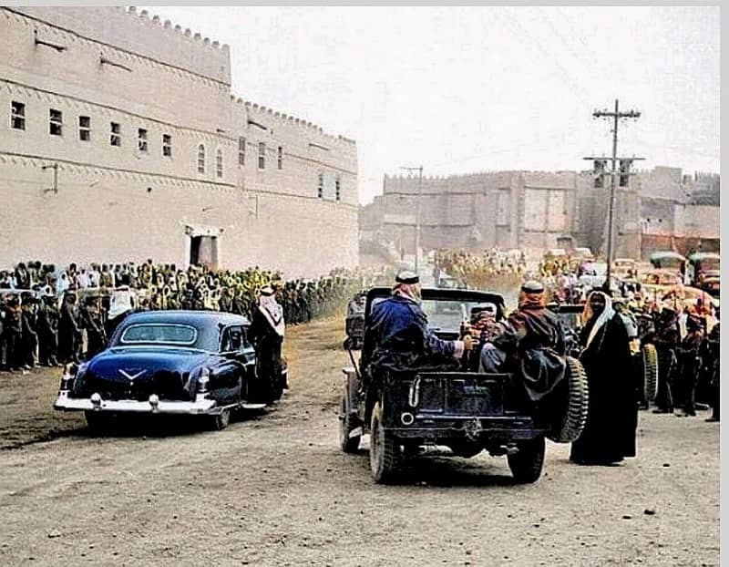 موكب يشق طريقه وسط ساحة الصفاة