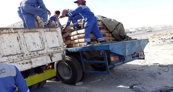 بعد مخالفتها لأنظمة البيع.. ضبط أصحاب شاحنات لبيع الأسمنت بالدمام