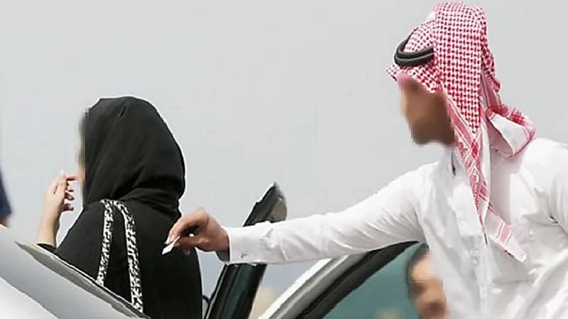 شاب يطالب فتاة بتعويضه عن اتهامه بمغازلتها