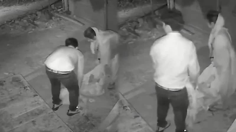 أبناء يلقون والدتهم التسعينية في البرد والعراء حتى الموت.. فيديو