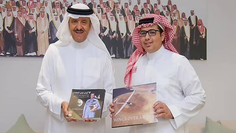 الأمير سلطان بن سلمان يكرم أصغر طيار سعودي