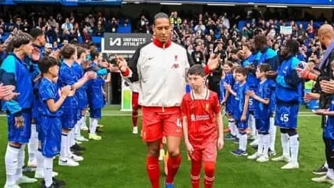 تكريم ليفربول يتحول إلى جدل بسبب لاعب تشيلسي.. فيديو