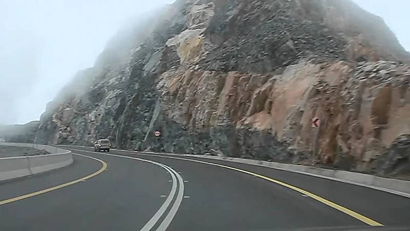 "وزارة النقل" تعلن إغلاق طريقة عقبة المحمدية بالطائف مؤقتًا بسبب تساقط الصخور