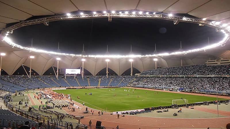 طاقم فني لفريق اوراوا يتواجد بملعب مواجهة الهلال والنصر