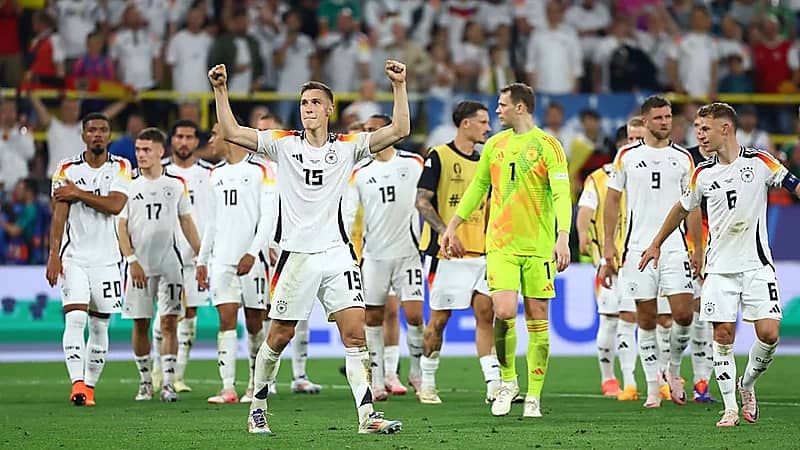 القبض على ملثم تسلق سطح الملعب خلال مباراة ألمانيا والدنمارك .. فيديو