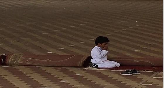 تعليم شمال مكة يُكرم طالبًا لأداءاه صلاة الضحى بفناء المدرسة ‏