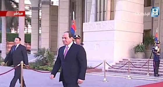 الرئيس المصري في مقدمة مستقبلي ولي العهد