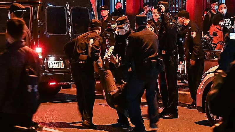 بالفيديو.. الشرطة الصينية تعتدي على صحفي من "بي بي سي" أثناء تغطيته احتجاجًا