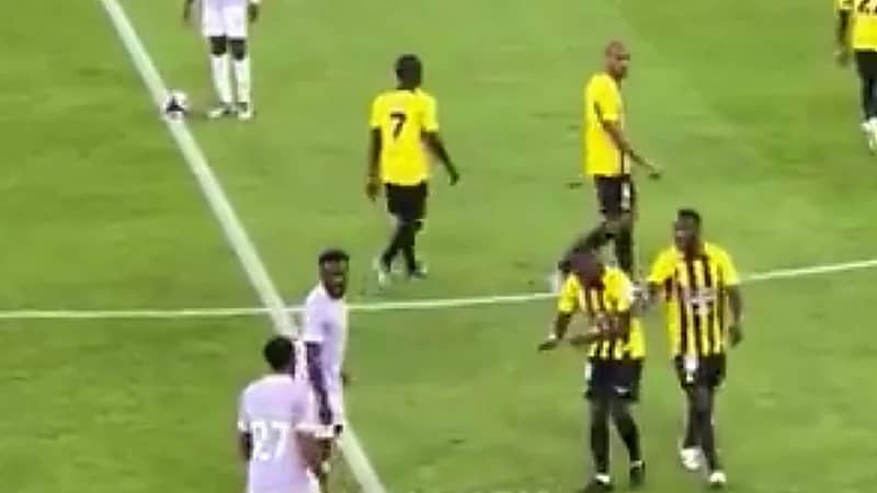 موسى ديابي يطلب من سلطان مندش السقوط لتأخير الوقت بعد هدف الاتحاد الثاني .. فيديو